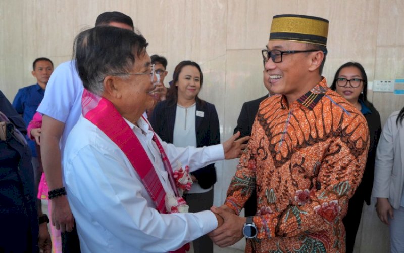 SALAMAN. Penjabat Gubernur Sulsel Zudan Arif Fakrulloh menyapami Ketua Umum PMI HM Jusuf Kalla di sela-sela acara Pengukuhan Ketua PMI Sulsel di Hotel Novotel Makassar, Sabtu (20/7/2024). foto: istimewa