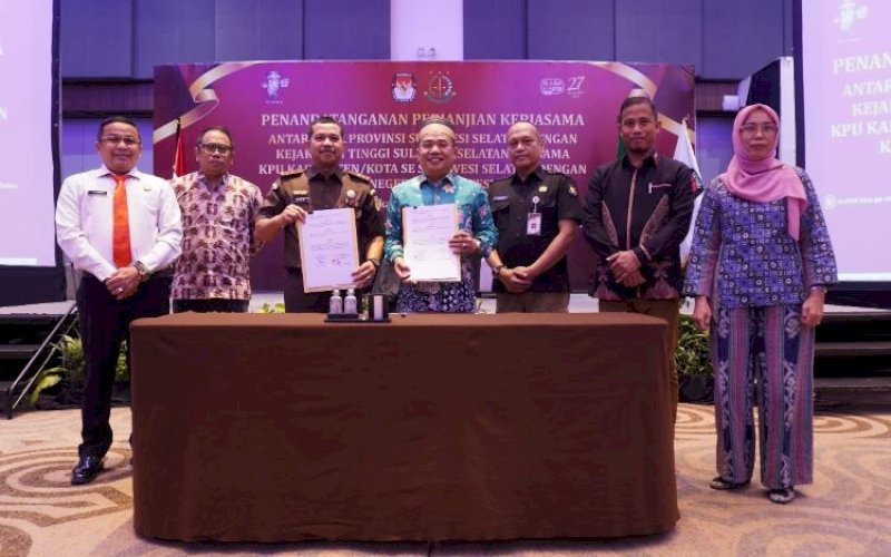 KERJA SAMA. Kajati Sulsel Agus Salim menghadiri dan menandatangani perjanjian kerja sama antara Kejaksaan Tinggi Sulsel dengan KPU Provinsi Sulsel bersama KPU Kabupaten/Kota Se-Sulsel dengan Kejari se-Sulsel di Hotel Four Points by Sheraton Makassar, Rabu (10/7/2024). foto: istimewa