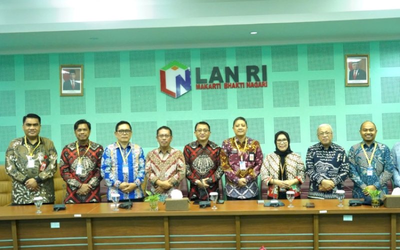 KANDIDAT SEKDA. Lima orang kandidat yang lolos lelang jabatan Pimpinan Tinggi Pratama (JPTP) untuk posisi Sekda Kota Makassar mengikuti asesmen dan penulisan makalah di Kantor Puslatbang KMP LAN, Jumat (28/6/2024). Para kandidat Sekda Makassar akan mengikuti proses tahapan wawancara di Hotel Karebosi Premier Makassar, besok, Sabtu (6/7/2024). foto: istimewa