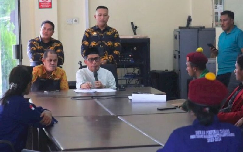 TERIMA ASPIRASI. Anggota Komisi B DPRD Kota Makassar, Muchlis A Misbah, menerima aspirasi aktivis Perhimpunan Mahasiswa Katolik Republik Indonesia Cabang Sancus Albertus Magnus di Ruang Aspirasi DPRD Makassar, Kamis (4/4/2024). foto: istimewa