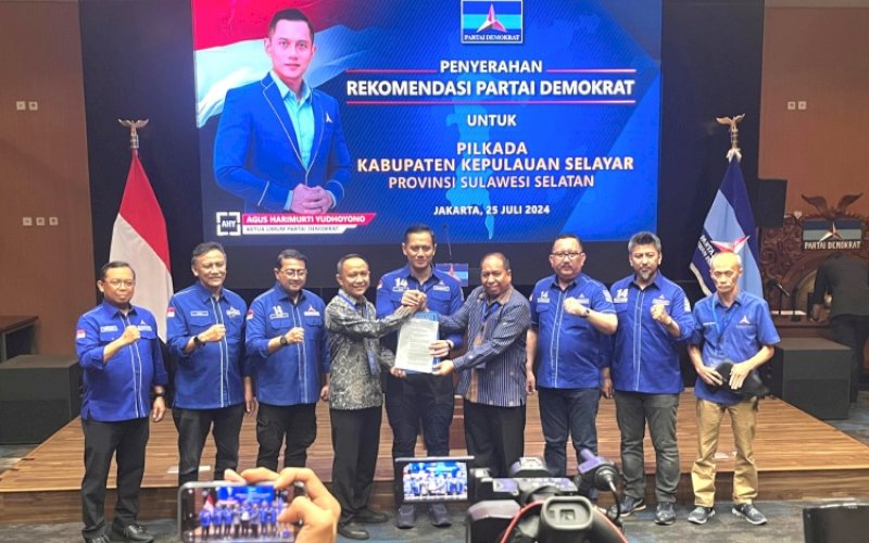RESMI. Ketua Umum Partai Demokrat, Agus Harimurti Yudhoyono, menyerahkan surat dukungan resmi kepada pasangan bakal calon Bupati dan Wakil Bupati Kepulauan Selayar, Natsir Ali-Muhtar di Jakarta, Kamis (25/7/2024) malam. foto: istimewa