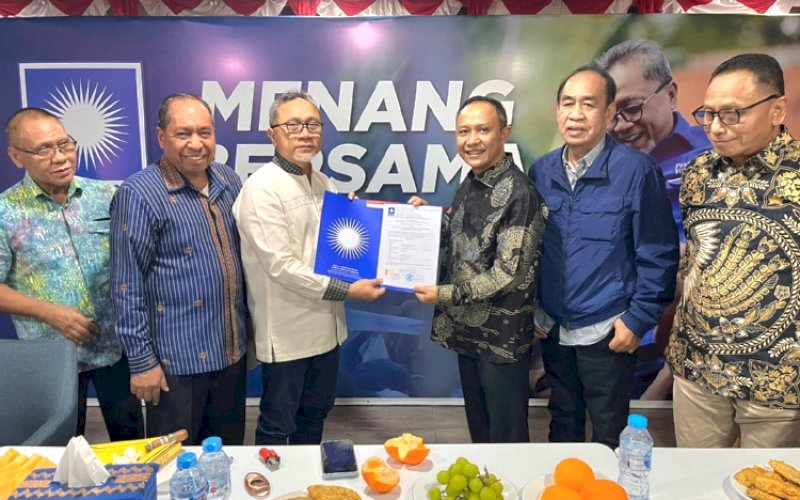 PENYERAHAN. Pasangan bakal calon Bupati dan Wakil Bupati Kabupaten Kepulauan Selayar, Muh Natsir Ali-Muhtar, menerima rekomendasi Partai Amanat Nasional (PAN) yang diserahkan langsung Ketua Umum PAN, Zulkifli Hasan, di Jakarta, Rabu (24/7/2024). foto: istimewa