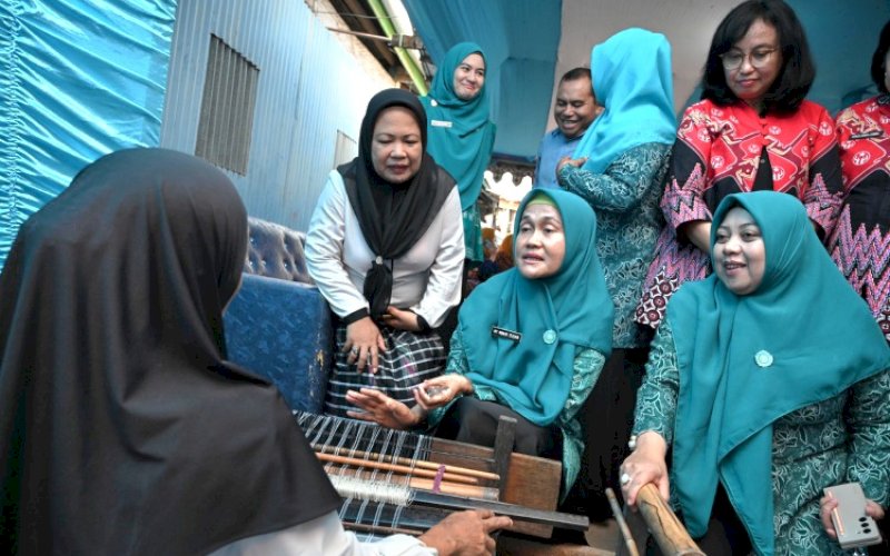 BANTUAN. Pj Ketua Tim Penggerak PKK Provinsi Sulsel, Ninuk Triyanti Zudan, menyerahkan bantuan kepada kelompok tenun sutra di Desa Lero, Kecamatan Suppa, Kabupaten Pinrang, Jumat (28/6/2024). foto: istimewa