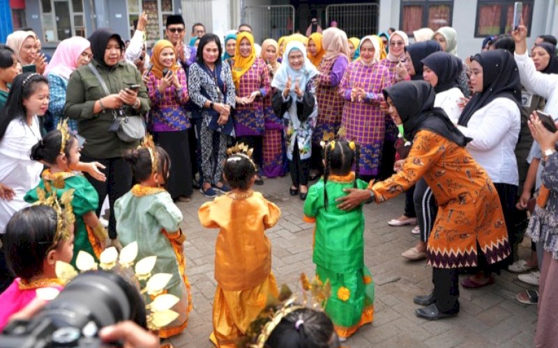 KUNJUNGAN. Bunda PAUD Sulsel, Ninuk Triyanti Zudan, mengunjungi PAUD Rusunawa Baru di Kelurahan Panambungan, Kecamatan Mariso, Kota Makassar, Jumat (26/72024). foto: istimewa