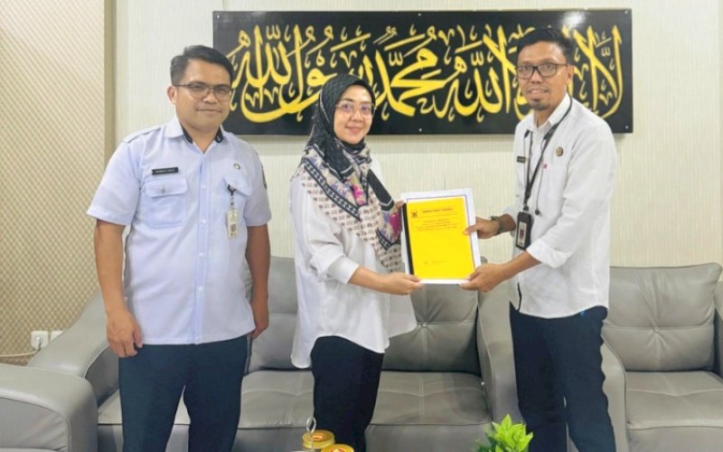 PENYERARAHAN. Sekretaris Inspektorat Nuzlia Qurniaty Syam menyerahkan Laporan Hasil Pemeriksaan (LHP) Inspektorat Tahun Anggaran 2023-2024 kepada Sekretaris Dinas Komunikasi, Informatika Statistik Persandian Provinsi Sulsel Sultan Rakib di Ruang Kerja Sekretaris Inspektorat Sulsel, Rabu (31/7/2024). foto: istimewa