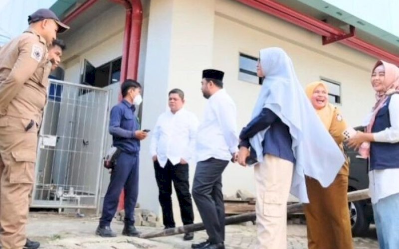 SIDAK. Pansus Pengelolaan Limbah B3 DPRD Kota Makassar melakukan Inspeksi Mendadak (Sidak) untuk meninjau sistem pengolahan limbah Bahan Berbahaya dan Beracun (B3) di beberapa rumah sakit dan perbengkelan. foto: istimewa