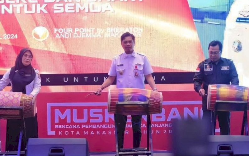 PEMBUKAAN. Pj Sekda Kota Makassar, Firman Hamid Pagarra, membuka Musrenbang RPJPD Kota Makassar 2025-204 di Hotel Four Points by Sheraton Makassar, Rabu (24/4/2024). foto: istimewa