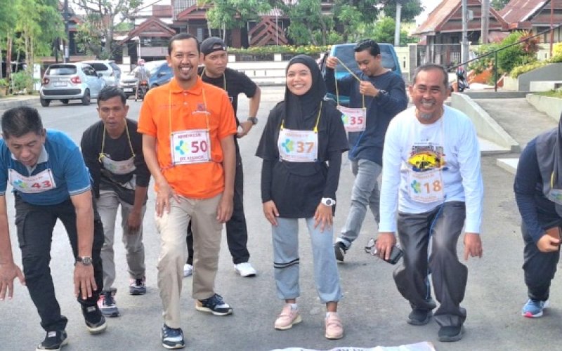 GEMAR SEGAR. Pegawai Pemkab Bulukumba mengikuti Gemar Segar di Lapangan Pemuda Bulukumba, Jumat (26/7/2024). foto: istimewa