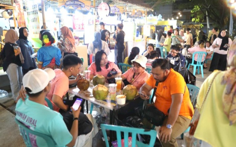 PADAT PENGUNJUNG. Pengunjung semakin memadati Zona 5 F8 Makasar, mencicipi berbagai jenis sajian kuliner aneka jajanan Indonesia, Minggu (28/7/2024). foto: istimewa