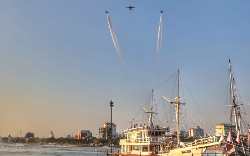 ATRAKSI. Pesawat Boeing 737-200 dari Skadron Udara 5 Lanud Sultan Hasanuddin turut menghibur pengunjung Makassar Internasional Eight Festival and Forum (F8 Makassar), Rabu (24/7/2024) sore. foto: istimewa