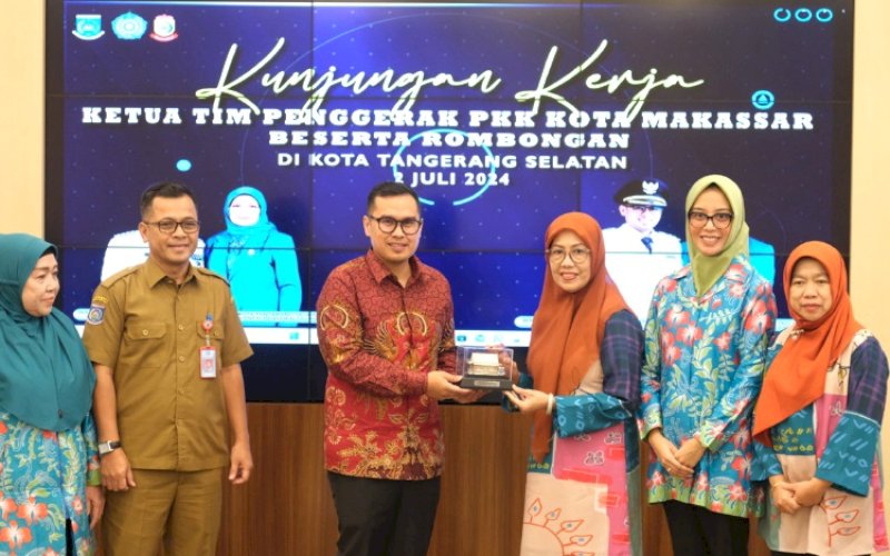 SAMBUTAN. Wakil Wali Kota Tangerang Selatan, Provinsi Banten, Pilar Saga Ichsan, menyambut rombongan TP PKK Kota Makassar yang berkunjung ke Kantor Balai Kota Tangsel dalam rangka melakukan studi tiru dan silaturahmi, Selasa (2/7/2024). foto: istimewa