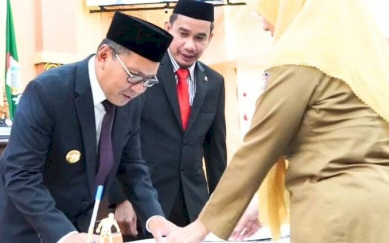 BAHAS RPJPD. Ketua DPRD Kota Makassar Rudianto Lallo bersama Wali Kota Makassar Moh Ramdhan Pomanto pada Rapat Paripurna Rencana Pembangunan Jangka Panjang Daerah (RPJPD) Kota Makassar, Senin (27/5/2024). foto: istimewa