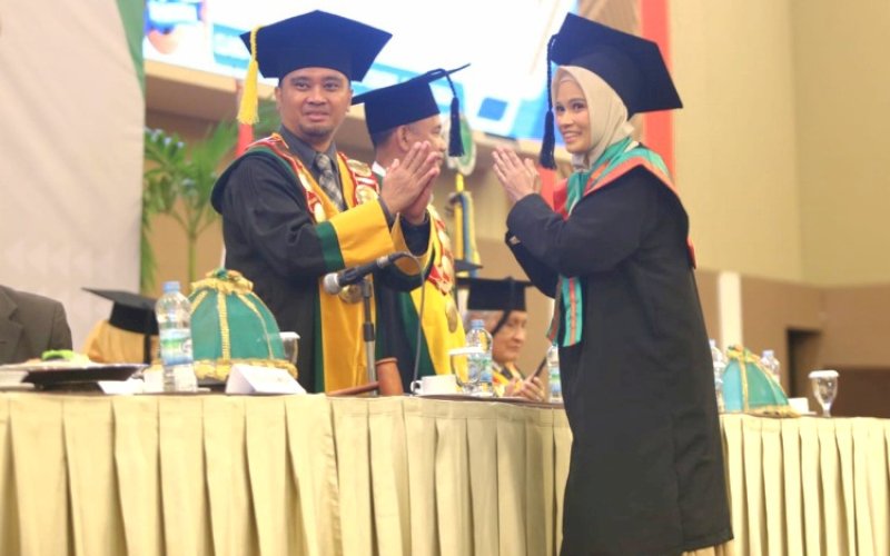 WISUDA. STIE Amkop Makassar menggelar wisuda angkatan ke-61 di Sandeq Room Hotel Claro Makassar, Rabu (26/6/2024). foto: istimewa