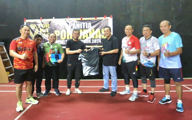 LAGA EKSEBISI. Direktur Utama PT Semen Tonasa, Asruddin, saat menghadiri laga eksebisi bulutangkis antara Fajar Group dengan PT Semen Tonasa di Fajar Lapangan Arena, Graha Pena, Minggu (14/7/2024). foto: istimewa