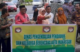 DPPKB Makassar Bagi Takjil di Pelataran Balai Kota