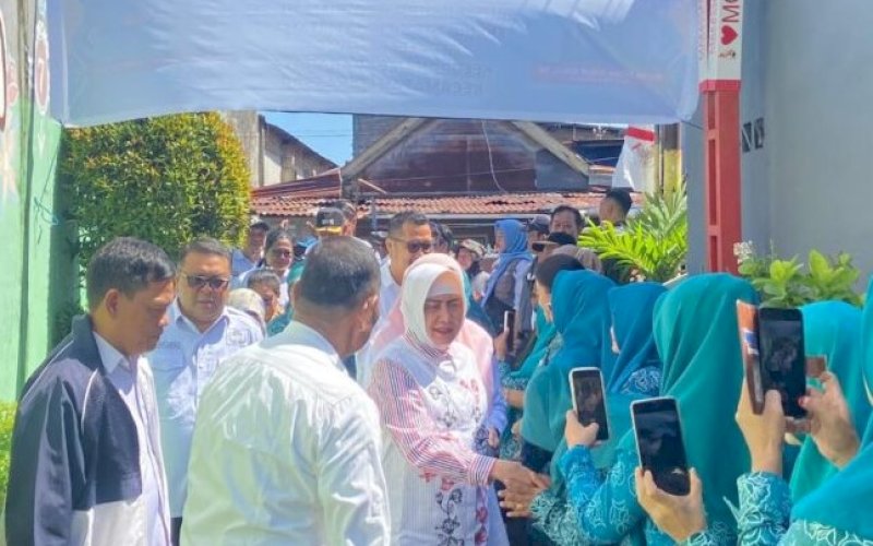 PENINJAUAN. Ketua TP PKK Kota Makassar Makassar Indira Jusuf Ismail didampingi Plt Kepala DPPKB Kota Makassar Syahruddin melakukan peninjauan ke Posyandu Palm 5 di Kelurahan Bara-baraya, Kecamatan Makassar, Kota Makassar, Rabu (19/6/2024). foto: istimewa
