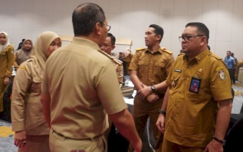 FORUM KONSULTASI. Plt Kepala DPPKB Kota Makassar Syahruddin berbncang dengan Wali Kota Makassar Moh Ramdhan Pomanto, saat menghadiri Forum Konsultasi Publik mengenai Rencana Kerja Pemerintah Daerah (RKPD) untuk 2025 di Hotel Claro Makassar, Senin (19/2/2024). foto: istimewa