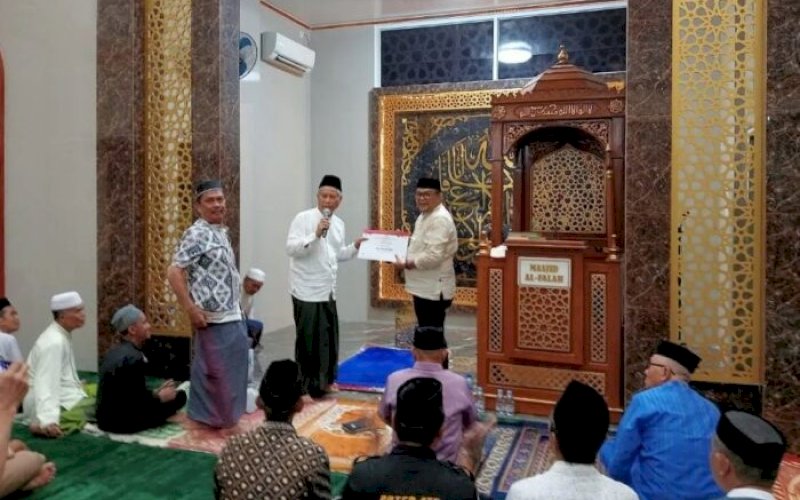 BERI BANTUAN. Plt Kepala DPPKB Kota Makassar, Syahruddin, menyerahkan bantuan kepada pengurus Masjid Al Falah di sela-sela Safari Ramadan. foto: istimewa