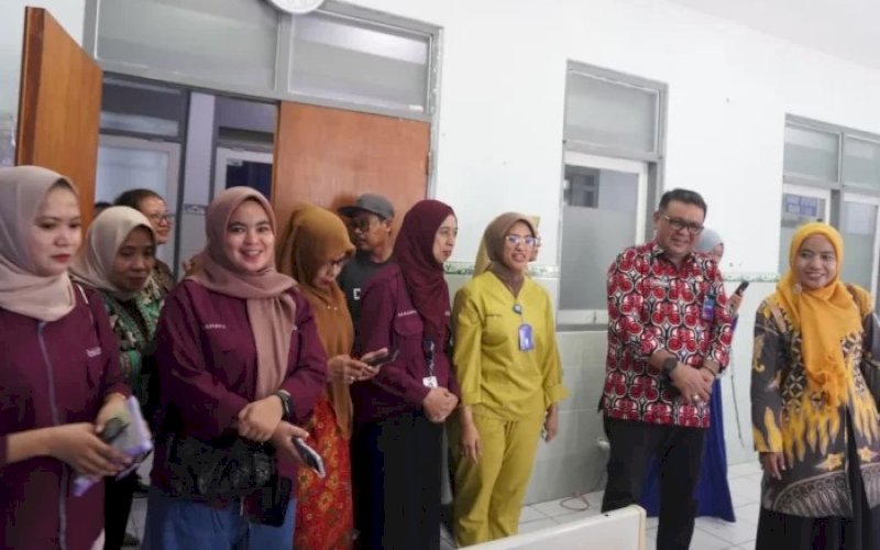 PENINJAUAN. Plt Kepala DPPKB Kota Makassar, Syahruddin, menghadiri pelayanan Metode Operasi Wanita (MOW) di RSAL Jala Amari, Kamis (30/5/2024). foto: istimewa