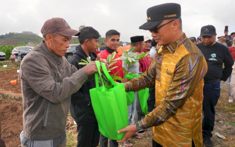 BANTUAN. Pj Gubernur Sulsel, Zudan Arif Fakrulloh, menyerahkan bantuan bibit tanaman hortikultura kepada petani, sekaligus melakukan penanaman bibit kentang, kopi, dan pohon pala di Desa Balassuka, Kecamatan Tombolo Pao, Kabupaten Gowa, Jumat (12/7/2024). foto: istimewa