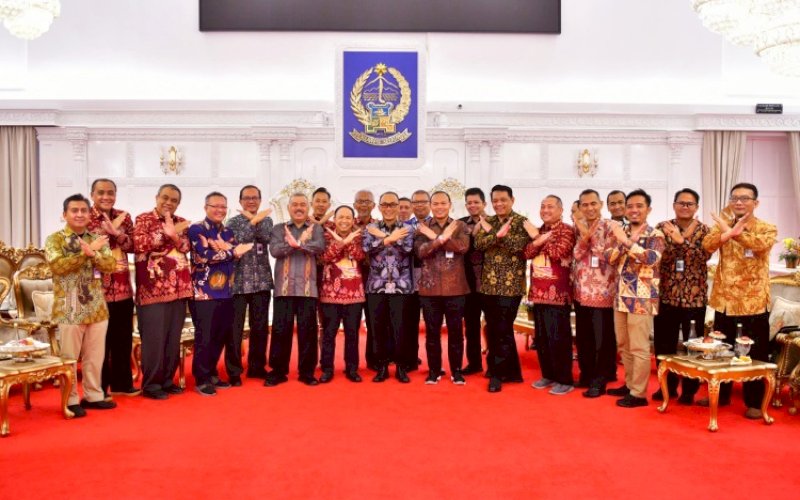 PERTEMUAN. Pj Gubernur Sulsel, Zudan Arif Fakrulloh, menerima audiensi DJKN Sulawesi Selatan, Barat dan Tenggara dan KPKNL Makassar di Rumah Jabatan Gubernur di Jl Sungai Tangka, Kota Makassar, Kamis (11/7/2024) malam. foto: istimewa