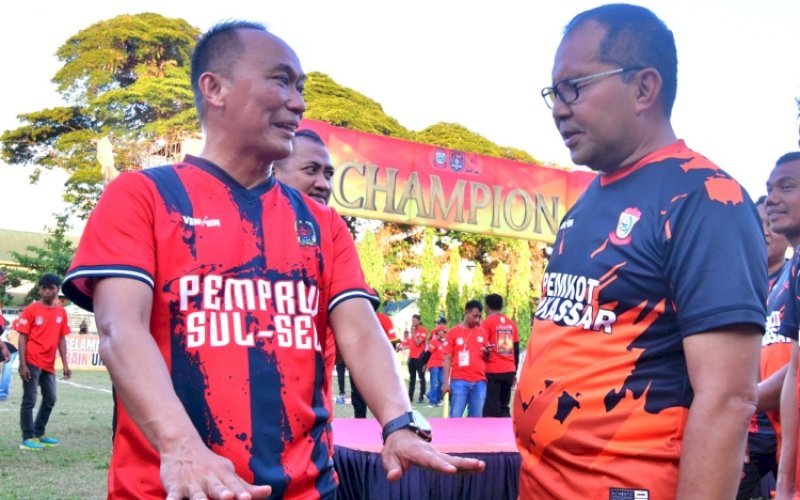 LAGA EKSHIBISI. Pj Gubernur Sulsel Zudan Arif Fakrulloh berbincang dengan Wali Kota Makassar Moh Ramdhan Pomanto di sela-sela laga ekshibisi tim Pemprov Sulsel vs Pemkot Makassar pada penutupan turnamen Wali Kota Cup VII 2024 Makassar di Lapangan Hasanuddin Makassar, Minggu (14/7/2024). foto: istimewa