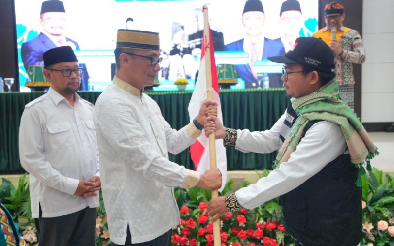PENJEMPUTAN. Pj Gubernur Sulsel, Zudan Arif Fakrulloh, menjemput jemaah haji Kloter 37 di Asrama Haji Sudiang Makassar, Minggu (21/7/2024). foto: istimewa