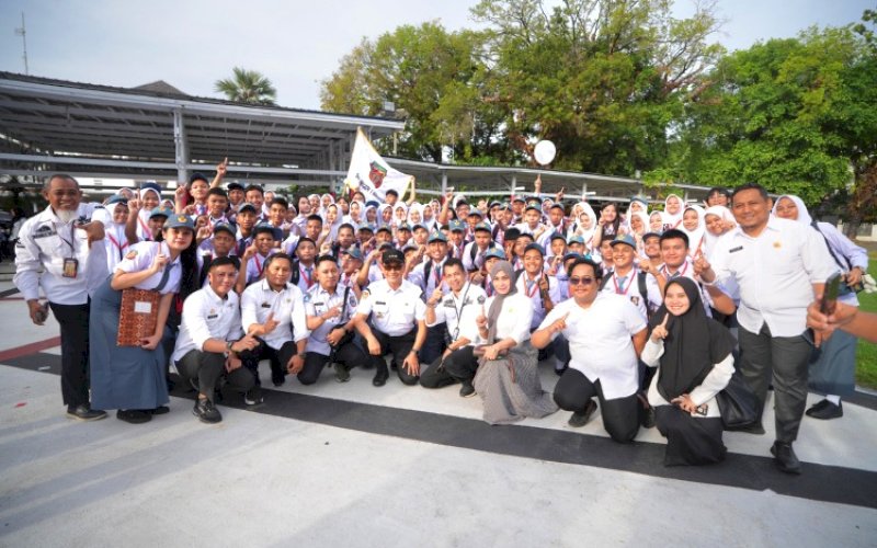 MPLS. Pj Gubernur Sulsel, Zudan Arif Fakrulloh, foto bersama peserta MPSL dari perwakilan SMAN 1 Makassar usai upacara MPLS, yang dipusatkan di Lapangan Upacara Rumah Jabatan Gubernur Sulsel, Rabu (10/7/2024). foto: istimewa