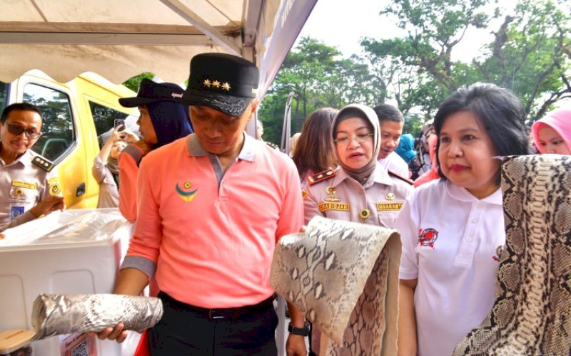 PAMERAN UMKM. Pj Gubernur Sulsel, Zudan Arif Fakrulloh, melakukan peninjauan ke stand pameran dan pasar murah UMKM yang dilaksanakan Disperindag Sulsel di Kawasan Car Free Day, Jl Jenderal Sudirman, Kota Makassar, Minggu (21/7/2024). foto: istimewa