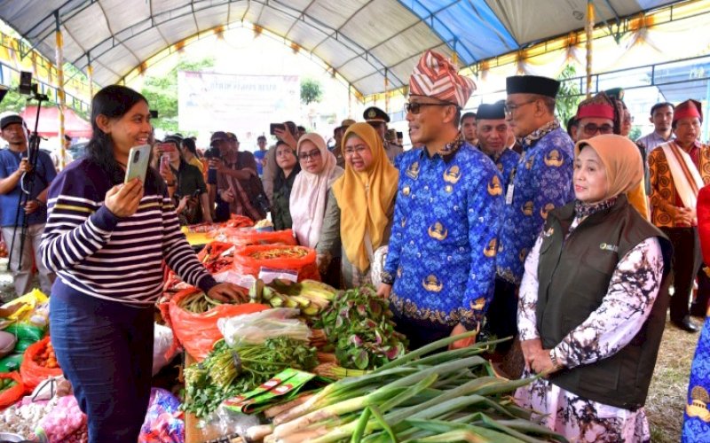 PENINJAUAN. Pj Gubernur Sulsel, Zudan Arif Fakrulloh, meninjau Gerakan Pangan Murah pada peringatan HUT Toraja Utara Ke-16 di Lapangan Bakti, Rantepao, Toraja Utara, Senin (22/7/2024). foto: istimewa
