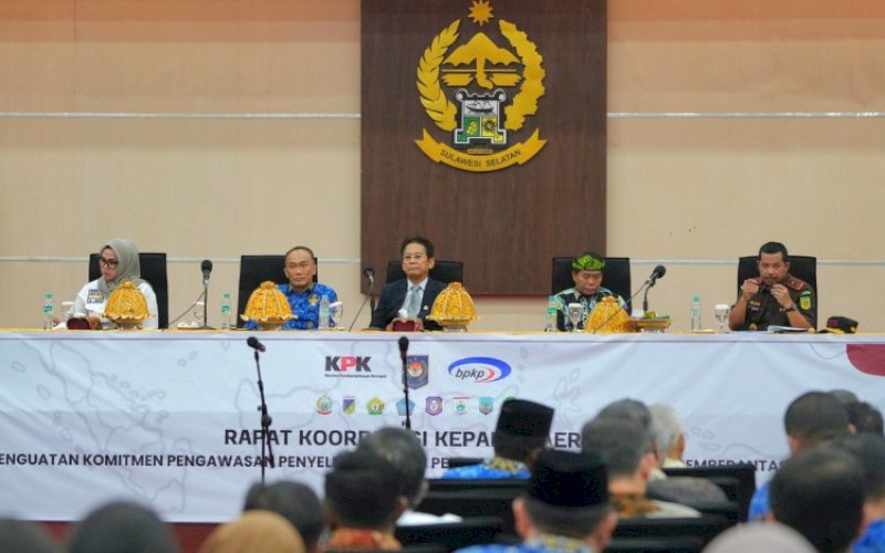 RAKOR. KPK RI menggelar Rapat Koordinasi Kepala Daerah dalam Rangka Penguatan Peranan Aparat Pengawasan Intern Pemerintah dalam Mencegah Korupsi Wilayah Sulawesi dan Kalimantan, yang dipusatkan di Ruang Pola Kantor Gubernur Sulsel, Rabu (17/7/2024). foto: istimewa