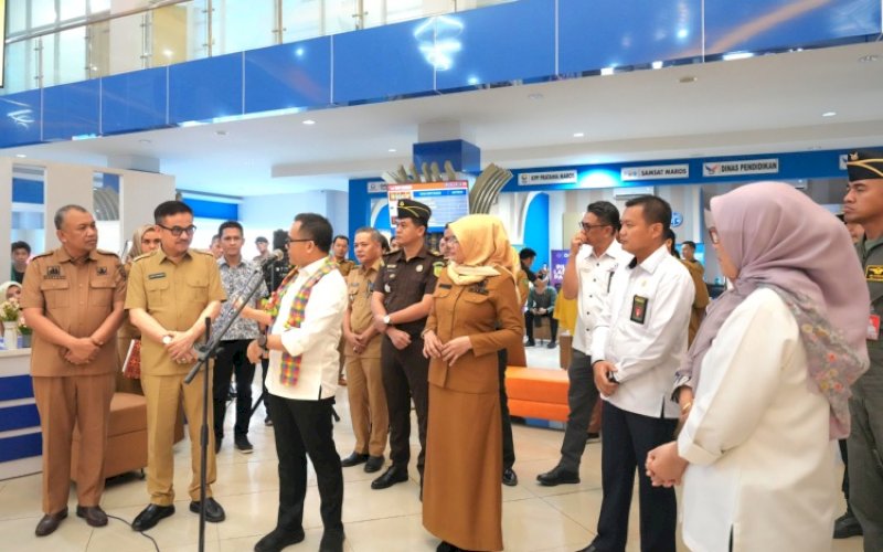 KUNJUNGAN KERJA. Sekda Provinsi Sulsel Jufri Rahman mendampingi Menteri PANRB Abdullah Azwar Anas dalam kunjungan kerjanya di Kota Makassar dan Kabupaten Maros, Senin (26/8/2024). foto: istimewa