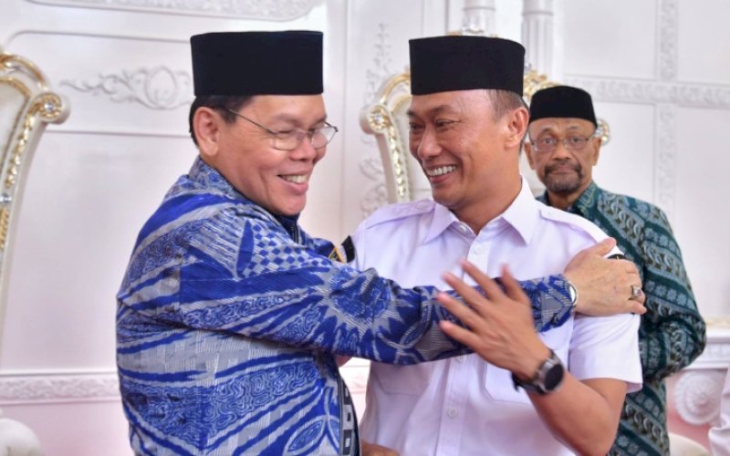 SAMBUTAN. Pj Gubernur Sulsel Zudan Arif Fakrulloh menyambut langsung kedatangan Sekretaris Jenderal MUI Pusat Buya KH Amirsyah Tambunan bersama rombongan di Rumah Jabatan Gubernur Sulsel, Rabu (28/8/2024). foto: istimewa