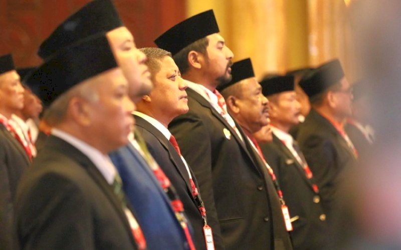 BENDERA PUSAKA. Kepala Kesbangpol Kota Makassar Andi Bukti Djufrie (ketiga kiri) newakili Wali Kota Makassar Moh Ramdhan Pomanto menerima duplikat bendera pusaka dari BPIP RI di Balai Samudera Kelapa Gading, Jakarta Utara, Rabu (7/8/2024). foto: istimewa