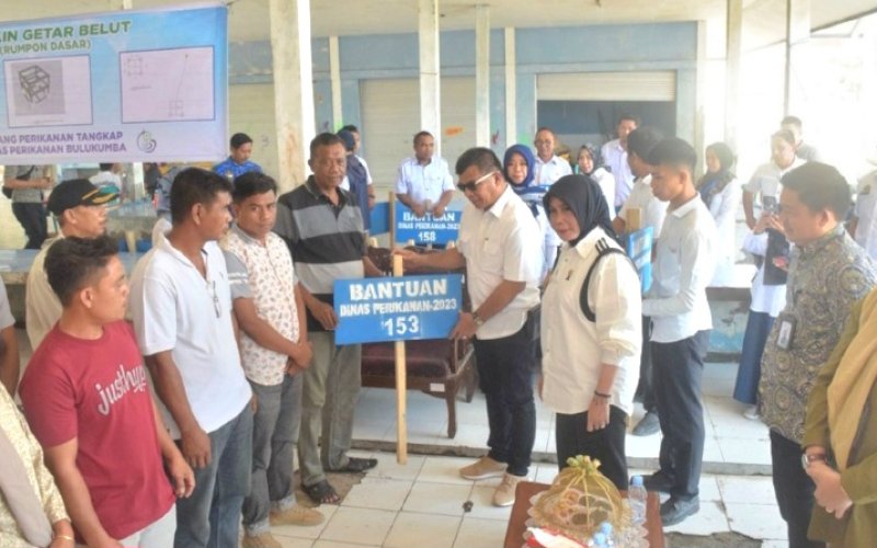PENYERAHAN. Bupati Bulukumba, Andi Muchtar Ali Yusuf, secara sinbolis menyerahkan bantuan Program Rumpon dan Keramba Rumput Laut kepada nelayan di Bulukumba, beberapa waktu lalu. foto: istimewa