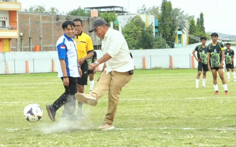 PEMBUKAAN. Bupati Bulukumba, Andi Muchtar Ali Yusuf, secara resmi membuka turnamen sepak bola Bupati Cup III 2024 yang digelar di Stadion Mini Bulukumba, Senin (5/8/2024). foto: istimewa