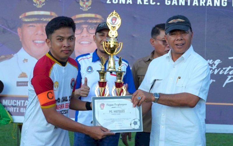 JUARA. Bupati Bulukumba, Andi Muchtar Ali Yusuf, mengaku, menyerahkan hadiah kepada pemenang Bupati Cup III Bulukumba Zona Gantarang tim Desa Gattareng di Lapangan Ponre, Kelurahan Matekko, Jumat (2/8/2024). foto: istimewa