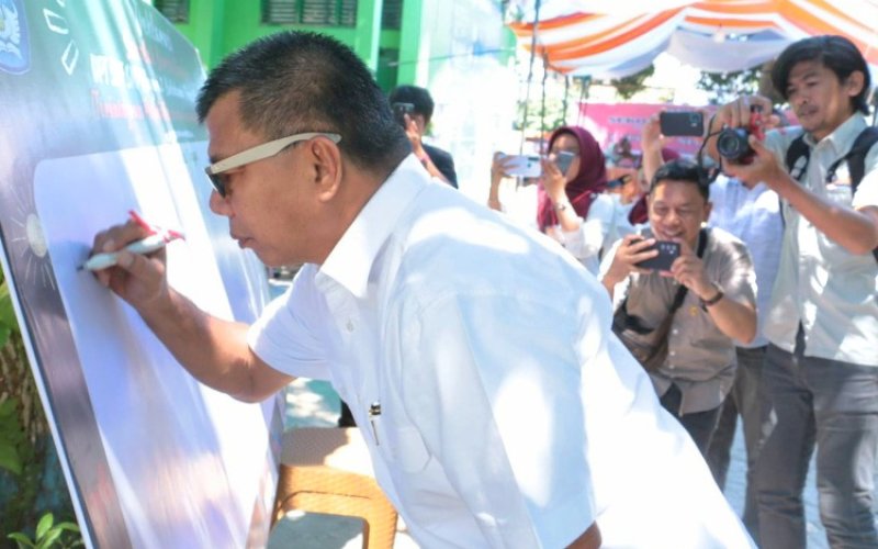 DEKLARASI. Bupati Bulukumba, Andi Muchtar Ali Yusuf, melakukan penandatanganan bersama Deklarasi Sekolah Bersih Narkoba saatmenghadiri Deklarasi Sekolah Bersih Narkoba yang dilaksanakan UPT SPF SMP Negeri 2 Bulukumba, Selasa (20/8/2024). foto: istimewa