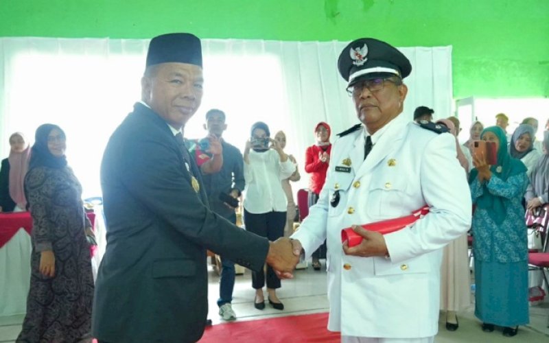 PELANTIKAN. Bupati Bulukumba Andi Muchtar Ali Yusuf melantik dan mengambil sumpah jabatan Kepala Desa Tambangan, Kecamatan Kajang Abu Thalib di Gedung Masyarakat Tambangan, Rabu (7/8/2024). foto: istimewa