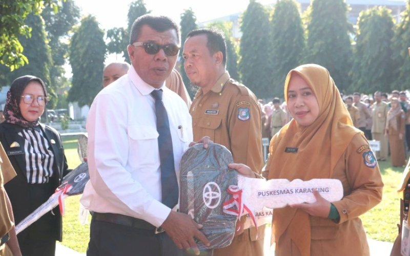 PENYERAHAN. Bupati Bulukumba, Andi Muchtar Ali Yusuf, menyerahkan mobil ambulans kepada RSUD H Andi Sulthan Daeng Radja dan lima Puskesmas. Penyerahan ambulans secara simbolis ini, dilakukan di sela Apel Gabungan OPD Lingkup Pemerintah Kabupaten Bulukumba di halaman Kantor Bupati, Senin (19/8/2024). foto: istimewa