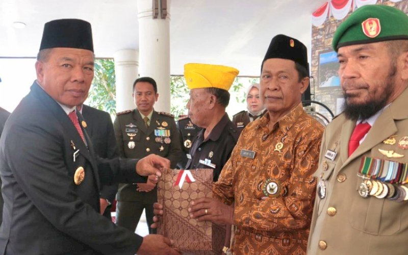 RAMAH RAMAH. Bupati Bulukumba, Andi Muchtar Ali Yusuf, ramah tamah bersama sejumlah anggota Veteran, Purnawirawan, Wredatana, dan Warakauri dalam rangka menyambut HUT Kemerdekaan RI ke-79 di Pendopo Rujab Bupati Bulukumba, Kamis (15/8/2024). foto: istimewa