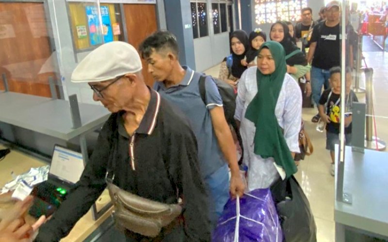 ARUS PENUMPANG. Suasana arus penumpang di Terminal Penumpang Pelabuhan Ambon tetap berjalan dengan normal seperti biasa, Kamis (8/8/2024). foto: istimewa