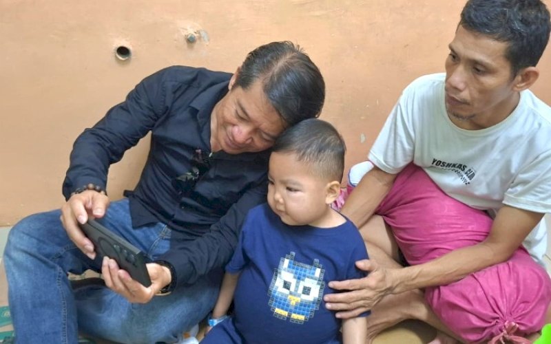 KUNJUNGAN. Kepala Dinas Kesehatan Provinsi Sulbar, drg Asran Masdy, mengunjungi Athala Dwi Putra, seorang anak yang menderita penyakit ginjal bocor sejak berumur dua tahun diRumah Sakit Umum Pusat (RSUP) Wahidin Sudirohusodo Makassar, Kamis (1/7/2024). foto: istimewa