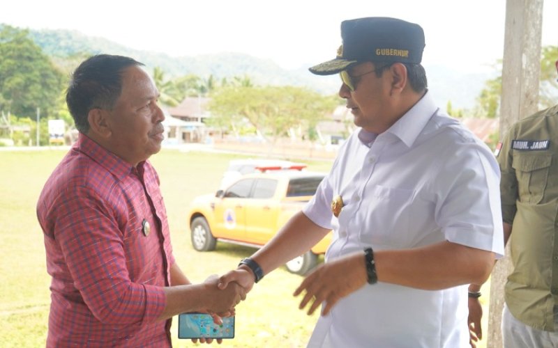 SALAMAN. Pj Gubernur Sulbar Bahtiar Baharuddin menyalami Kepala Desa Besoangin Baharuddin Tamae di Lapangan Tutar, Kecamatan Tutar, Kabupaten Polman, Sulbar, Kamis (22/8/2024). foto: istimewa