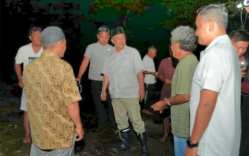 SAPA WARGA. Pj Gubernur Sulbar, Bahtiar Baharuddin, malam-malam menemui dan berdialog dengan warga. foto: istimewa