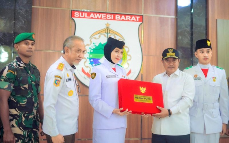 PENYERAHAN. Pj Gubernur Sulbar, Bahtiar Baharuddin, menyerahkan duplikat bendera pusaka Merah Putih kepada Paskibraka Provinsi di Rujab Gubernur Sulbar, Rabu (7/8/2024). foto: istimewa