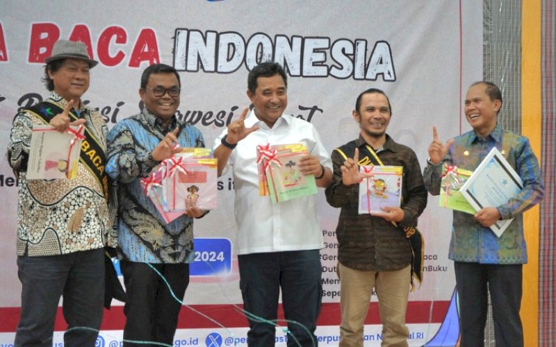 TALKSHOW DBI. Pj Gubernur Sulbar, Bahtiar Baharuddin (tengah), menghadiri Talkshow Duta Baca Indonesia (DBI) 2024 yang digelar Dinas Perpustakaan dan Kearsipan Daerah (DPKD) Provinsi Sulbar di Aula Perpustakaan Daerah Sulbar, Kamis (15/8/2024). foto: istimewa