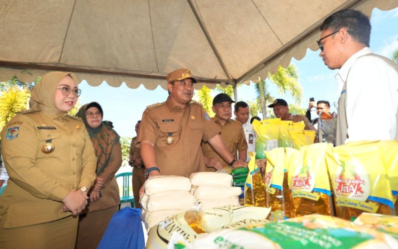GPM. Pj Gubernur Sulbar, Bahtiar Baharuddin, meninjau Gerakan Pangan Murah (GPM) di Taman Karema Mamuju, Sulbar, Senin (5/8/2024). foto: istimewa
