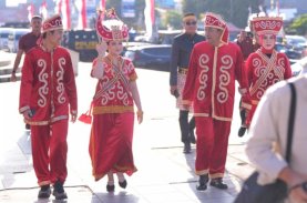 HUT Kemerdekaan RI Ke-79, Pj Gubernur Sulbar Bersama Keluarga Kenakan Kostum Adat Kalumpang