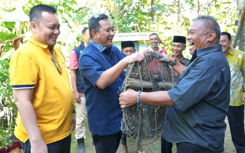 KUNJUNGAN. Pj Gubernur Sulbar, Bahtiar Baharuddin, melakukan kunjungan di lokasi penangkaran Ikan Sidat di Abbanuange, Kecamatan Pammana, Kabupaten Wajo, Sulsel, Sabtu (3/7/2024). foto: istimewa